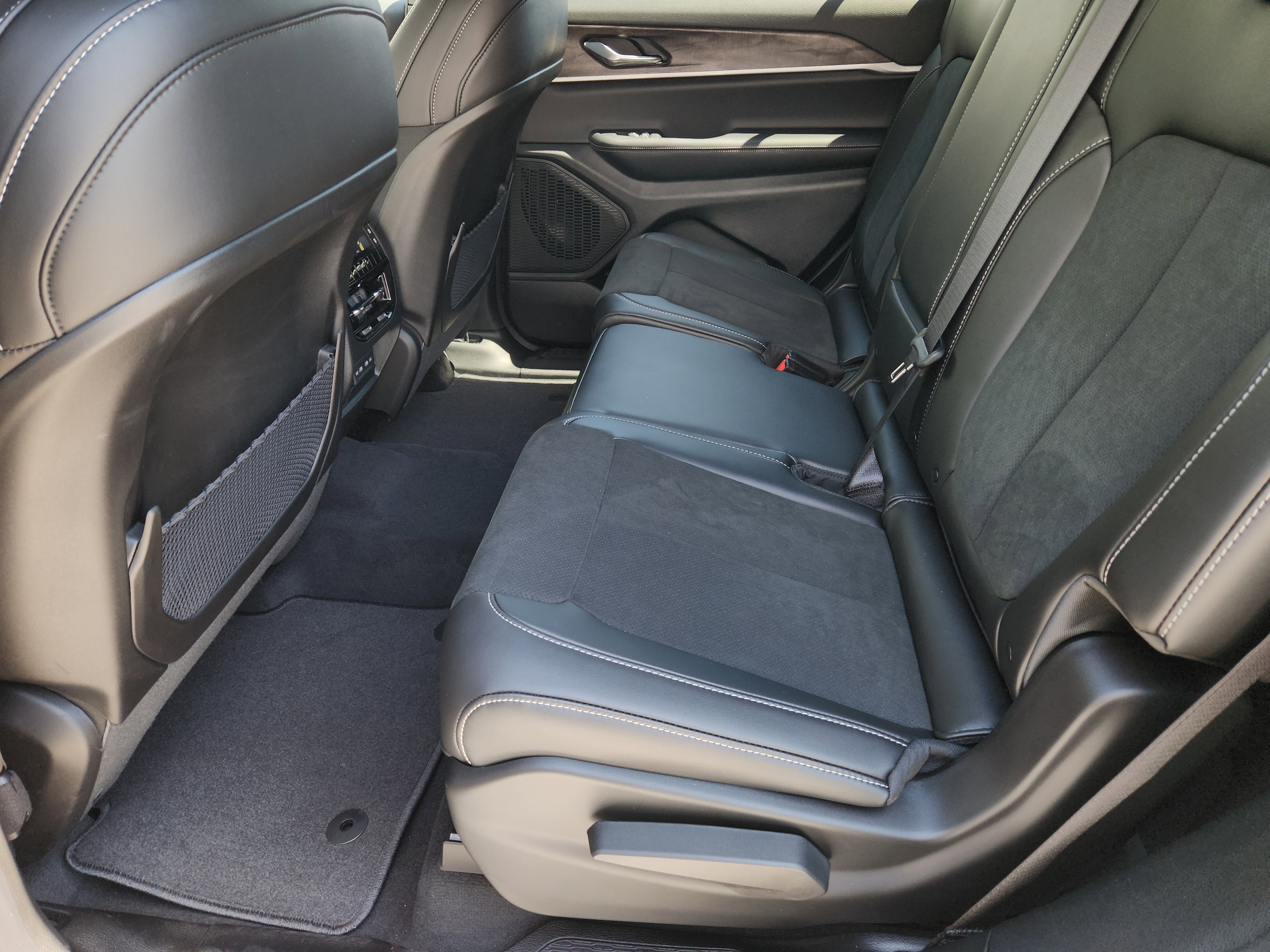 New 2026 Baltic Gray Metallic Clear-Coat Exterior Paint Jeep Laredo Altitude image 20
