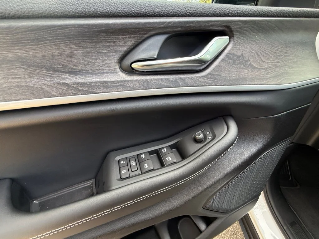 New 2027 White/off-white Jeep Laredo Altitude image 11