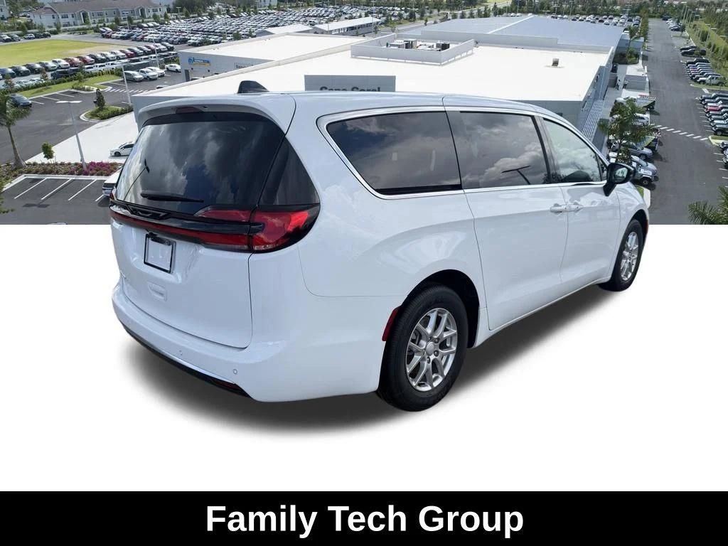 New 2027 Bright White Clear-Coat Paint Chrysler Select image 4