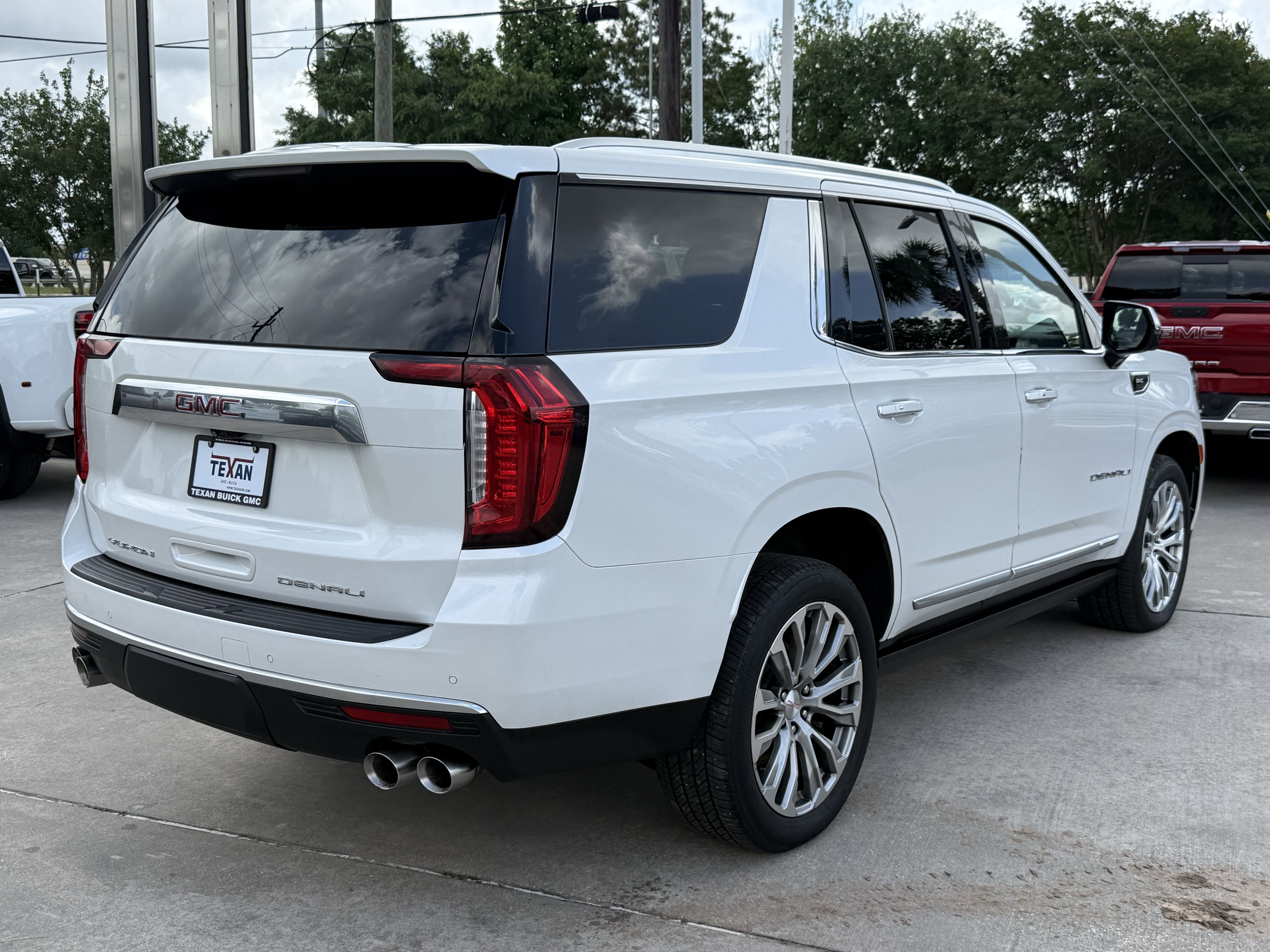 Used 2021 White Frost Tricoat GMC  image 4