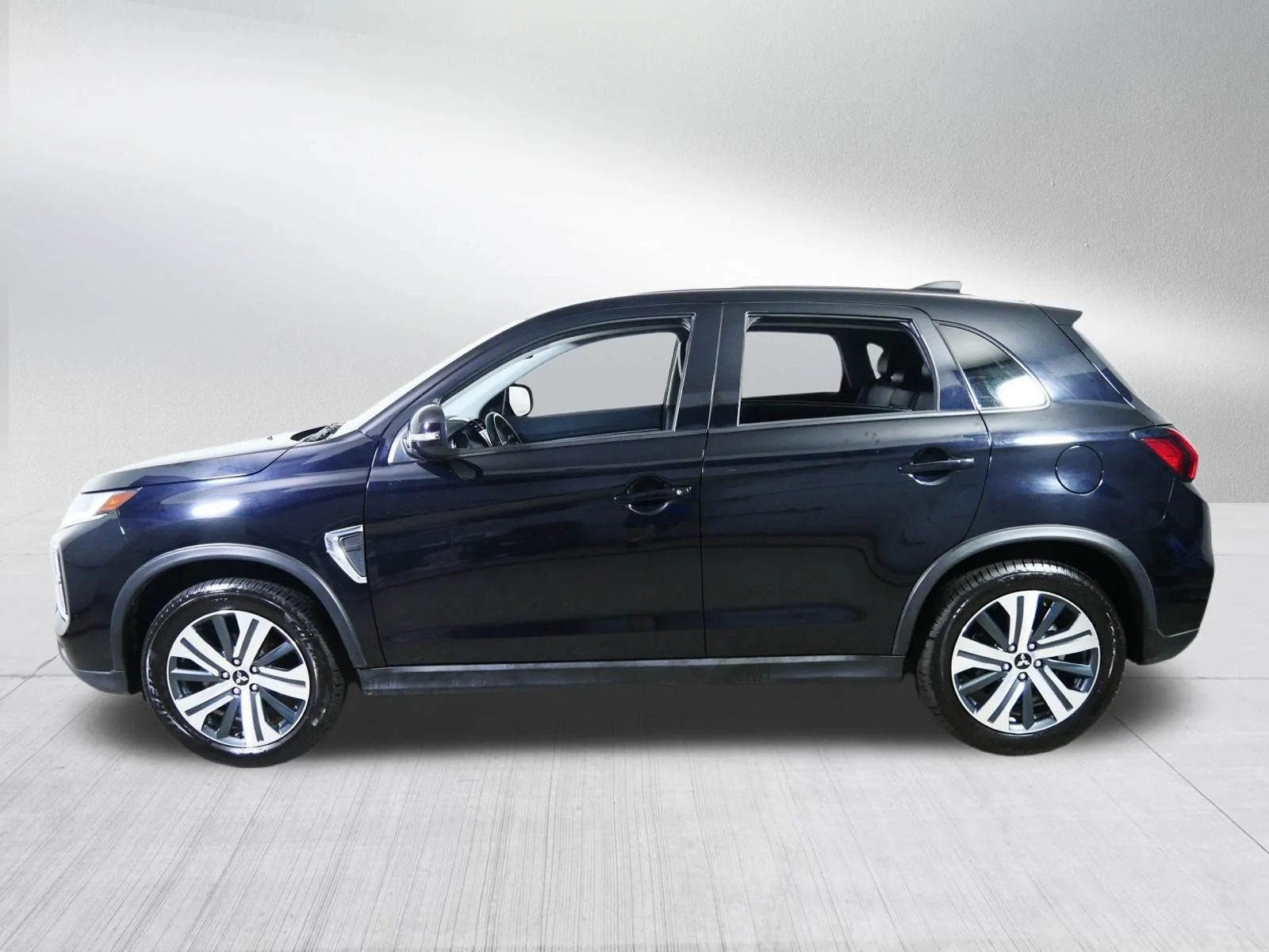 Used 2024 Labrador Black Pearl Mitsubishi SE image 4