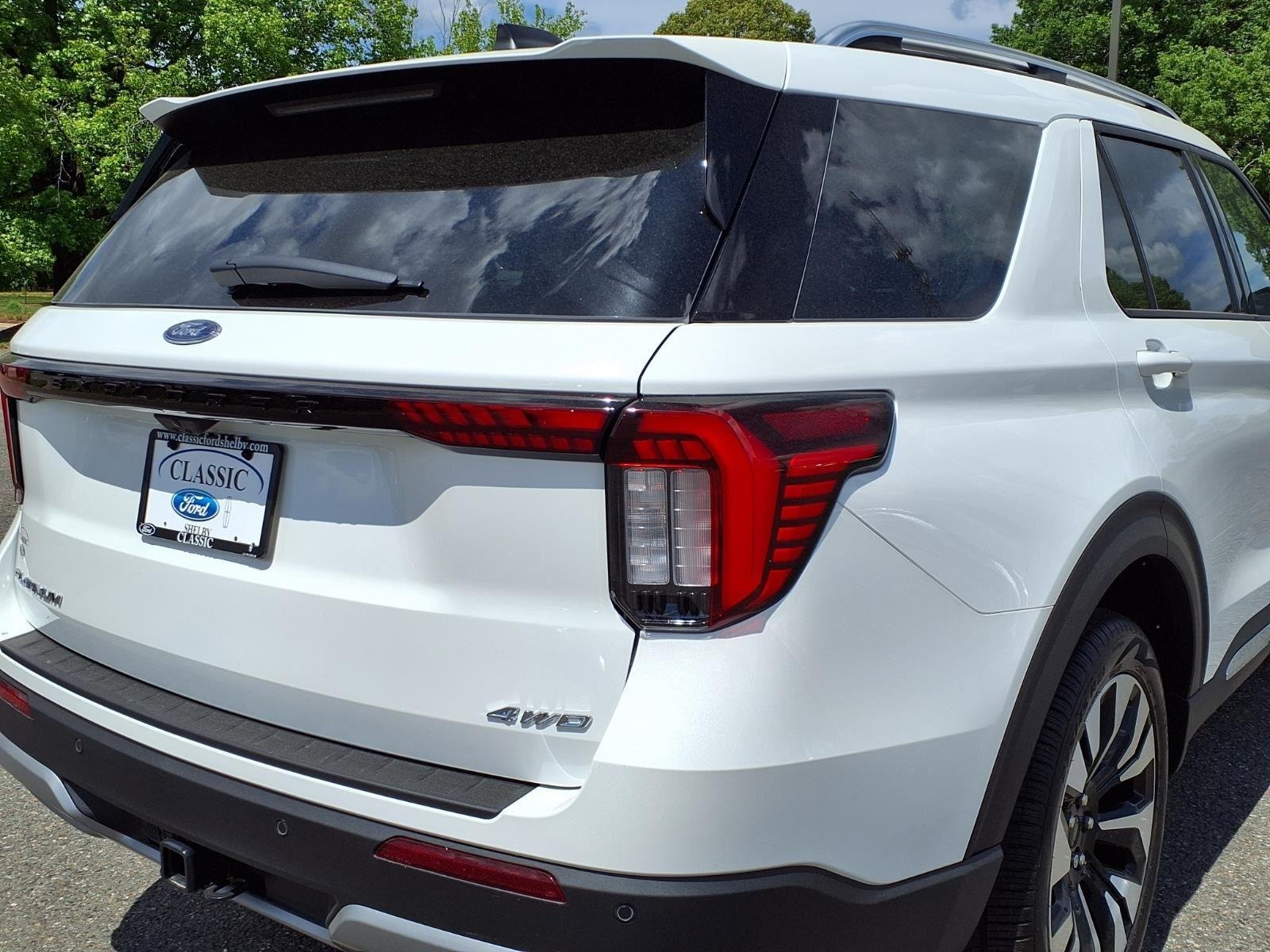 New 2026 Star White Metallic Tri-Coat Ford Platinum™ image 18
