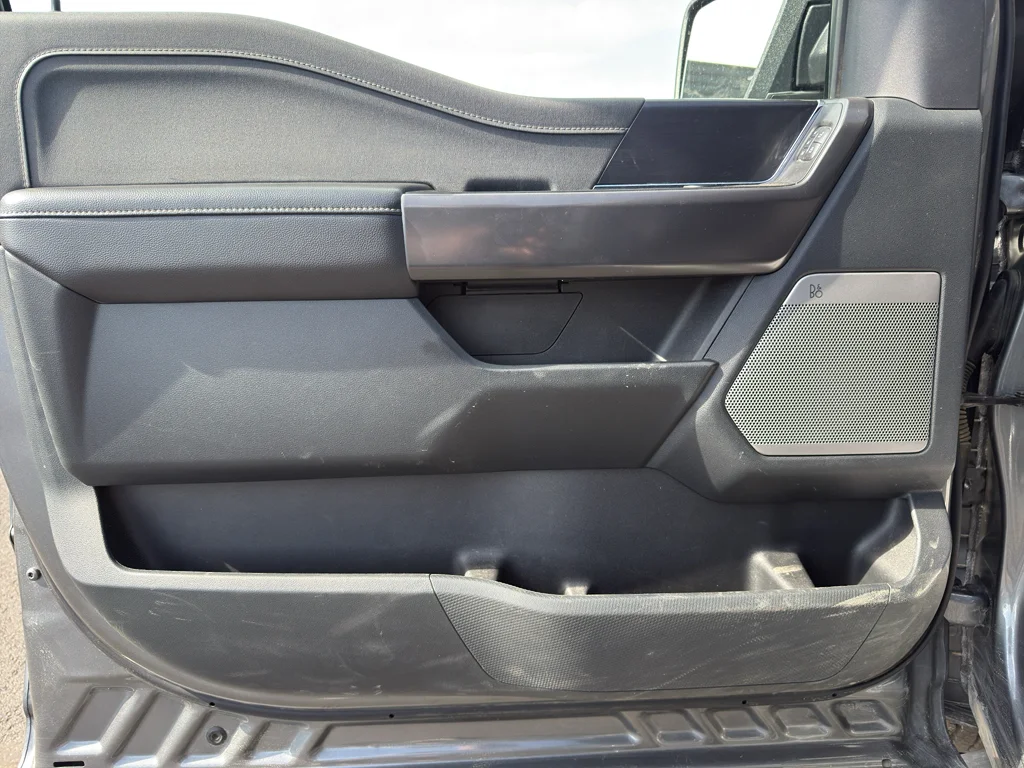 Used 2025 Gray Metallic Ford LARIAT image 13