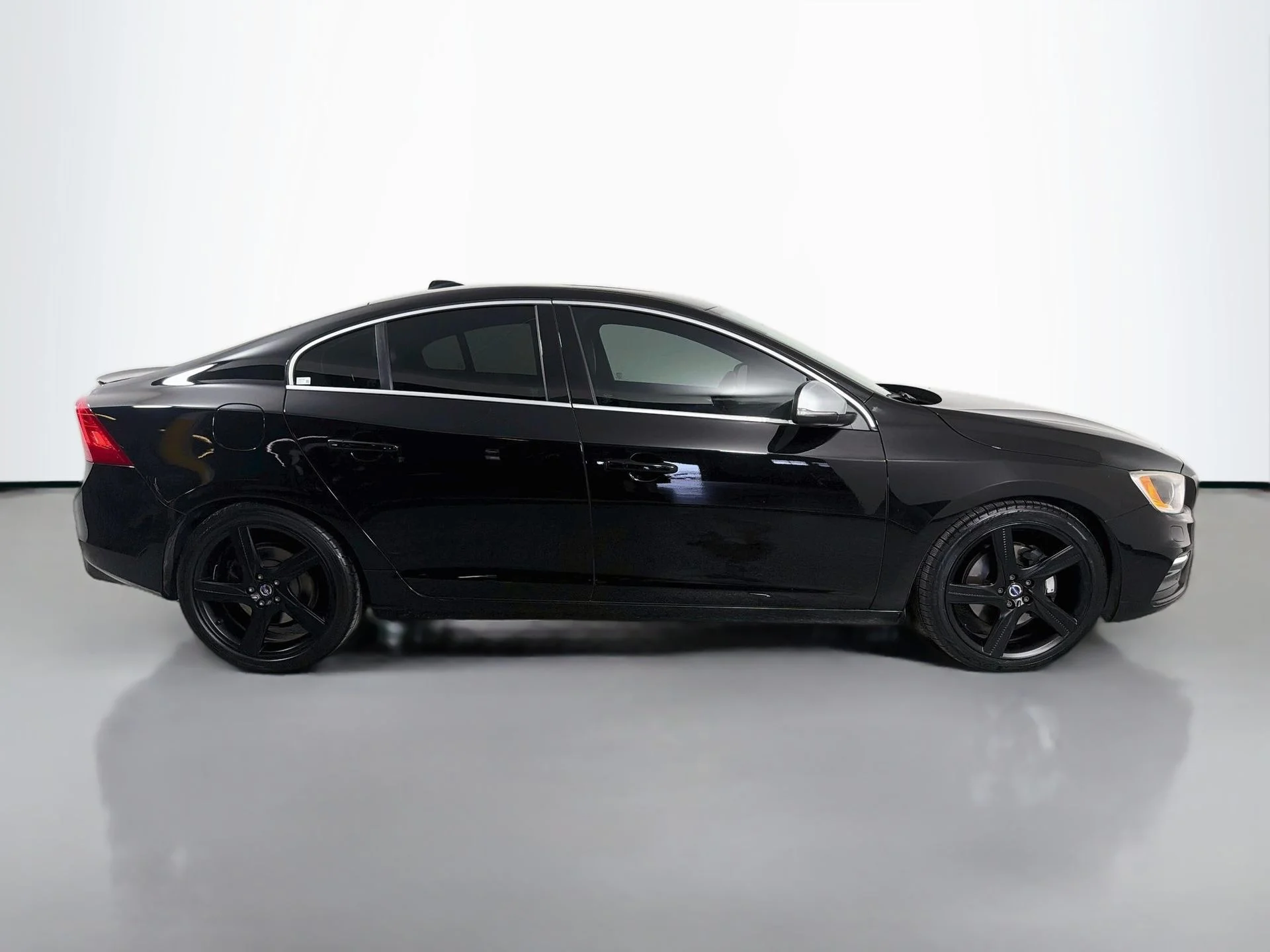 Used 2016 Black Volvo T6 Drive-E R-Design image 5