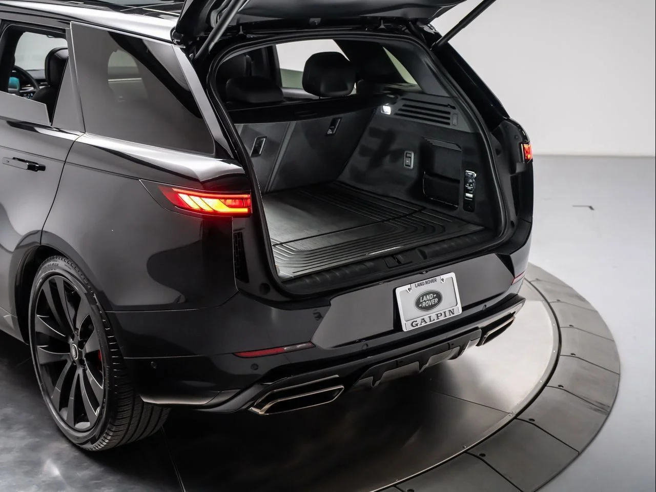 Used 2023 Black Land Rover SE Dynamic image 30