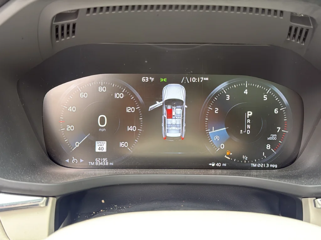 Used 2020 Silver Volvo T6 Momentum image 21