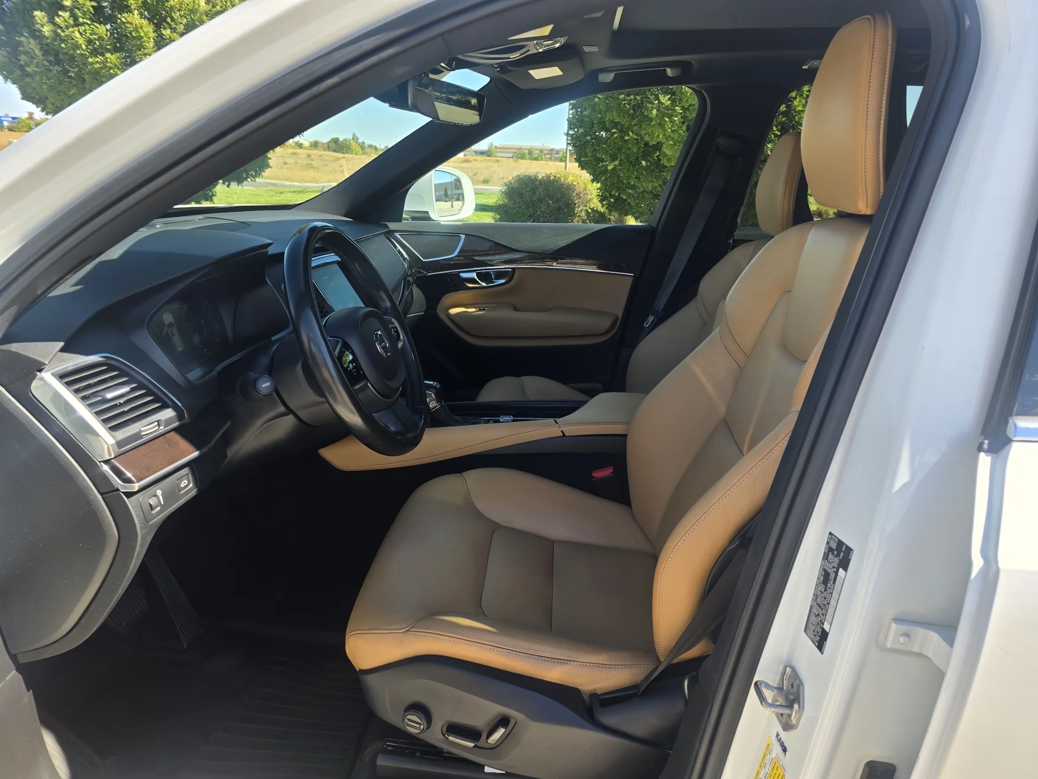 Used 2019 Crystal White Pearl Metallic Volvo Momentum image 13