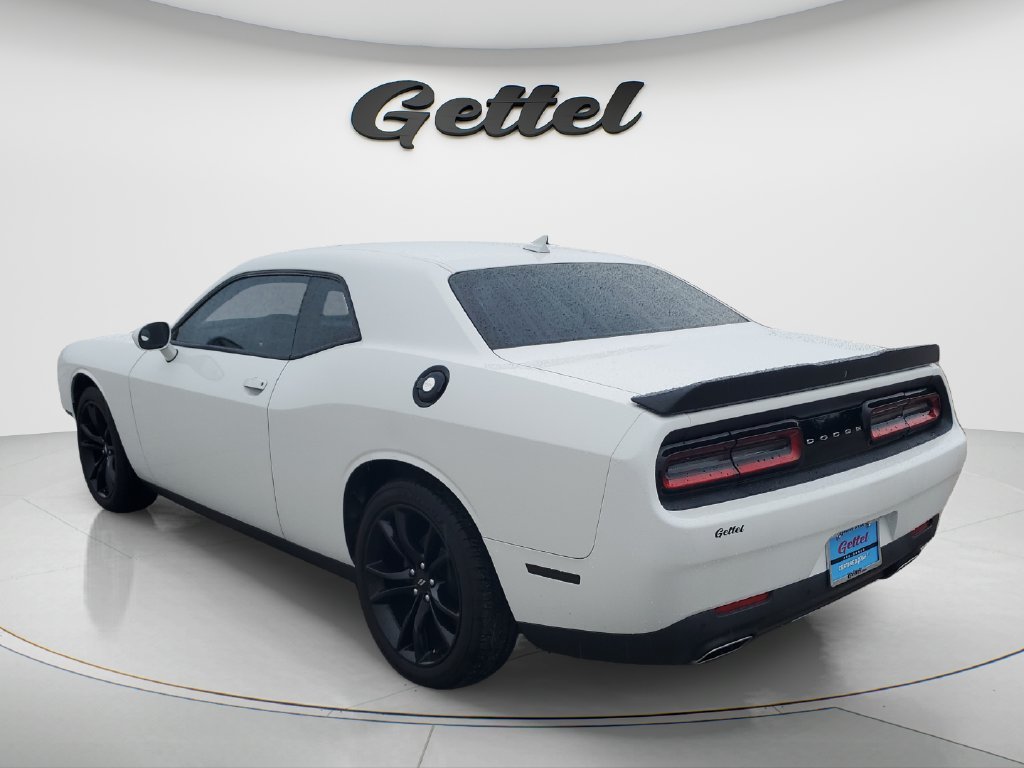 Used 2018 White Dodge SXT image 7