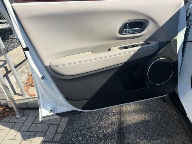 Used 2018 White Honda EX image 10