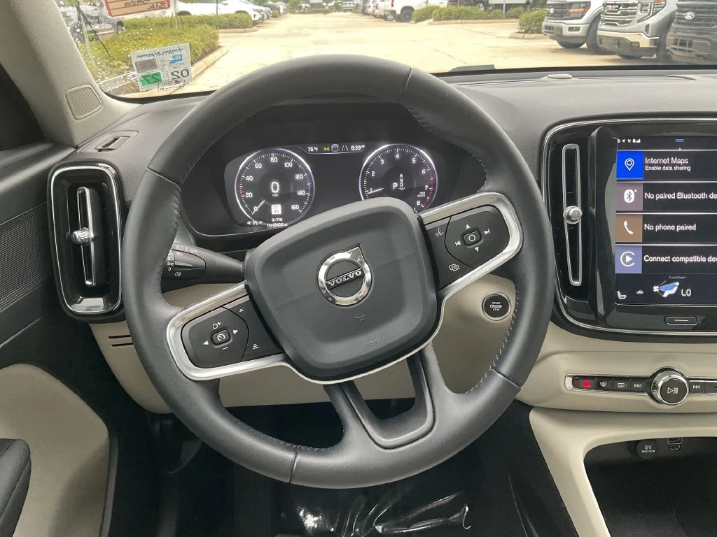 Used 2020 White Volvo Momentum image 24