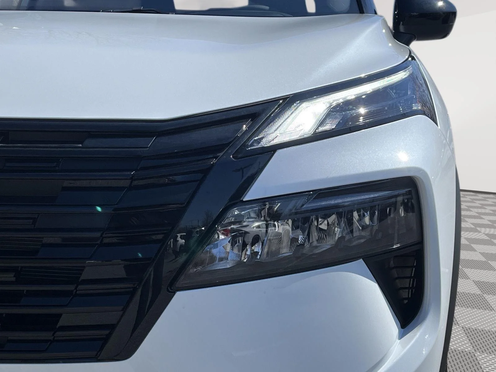 New 2026 Everest White Pearl TriCoat Nissan Dark Armor™ image 10