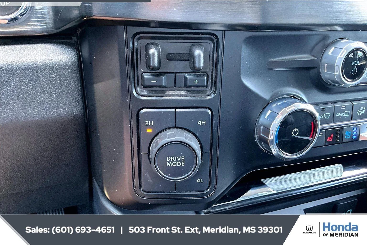 Used 2024 Star White Metallic Tri-Coat Ford LARIAT image 23