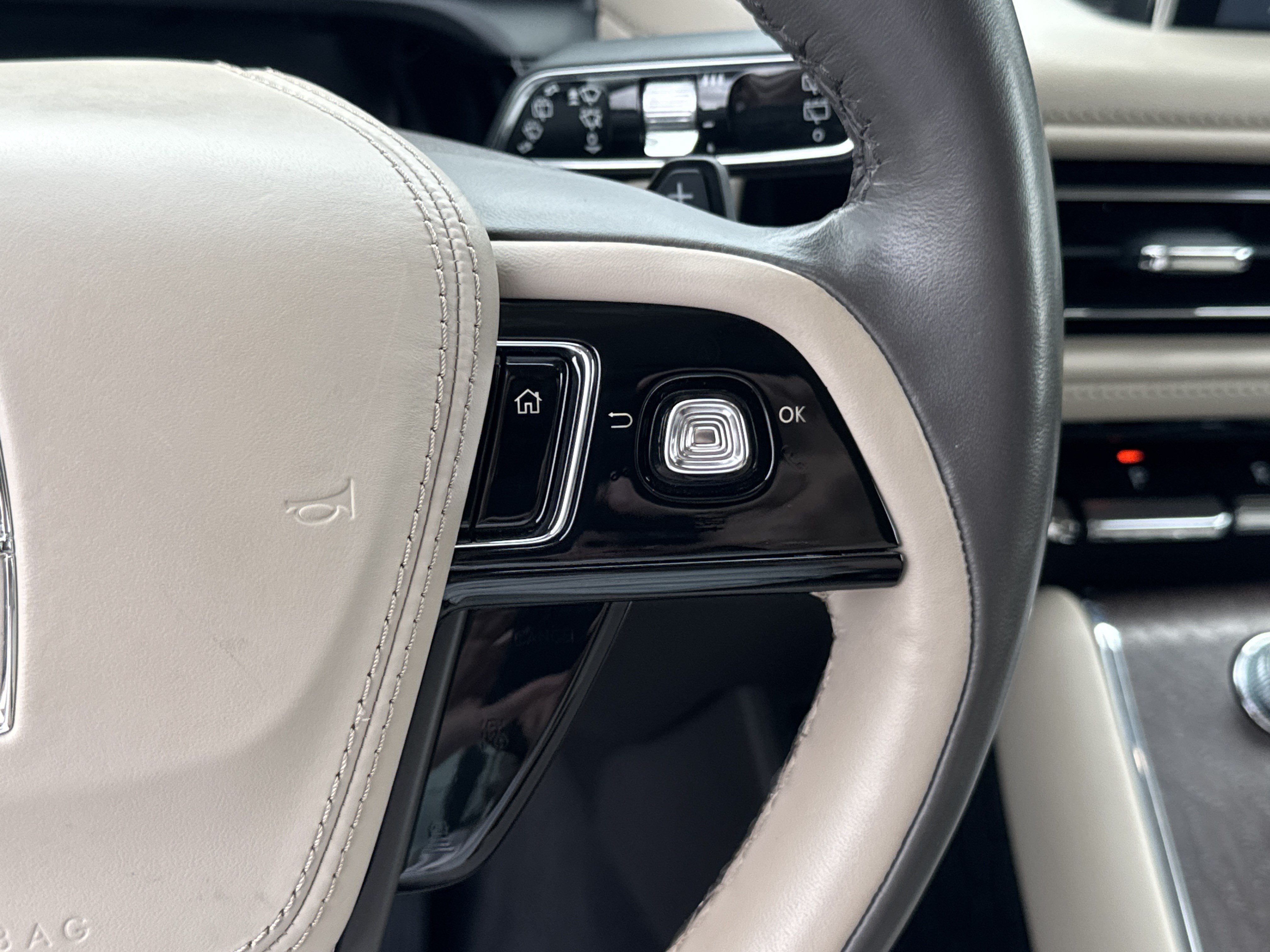 Used 2023 White Metallic Lincoln Reserve image 30