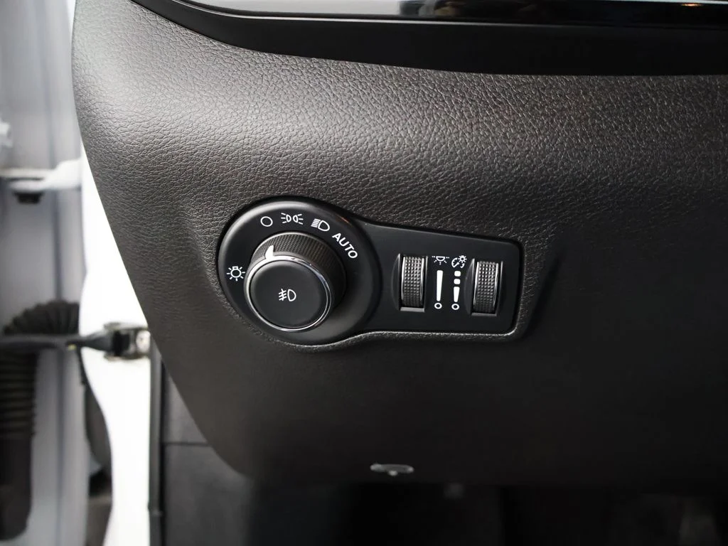 Used 2025 Bright White Clearcoat Jeep Trailhawk image 36