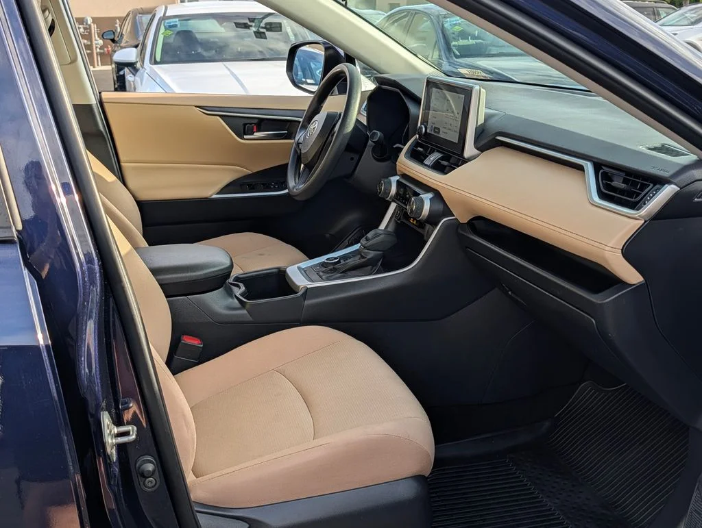 2025 Toyota RAV4 XLE - Photo 9