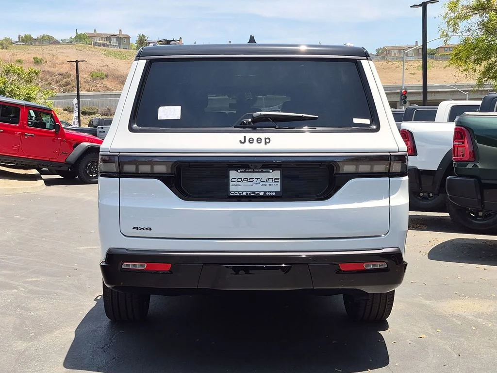 New 2026 Bright White Clear-Coat Exterior Paint Jeep Summit Reserve image 5