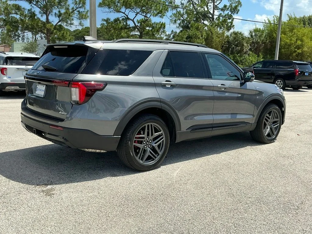 Used 2025 Gray Ford ST-Line image 11