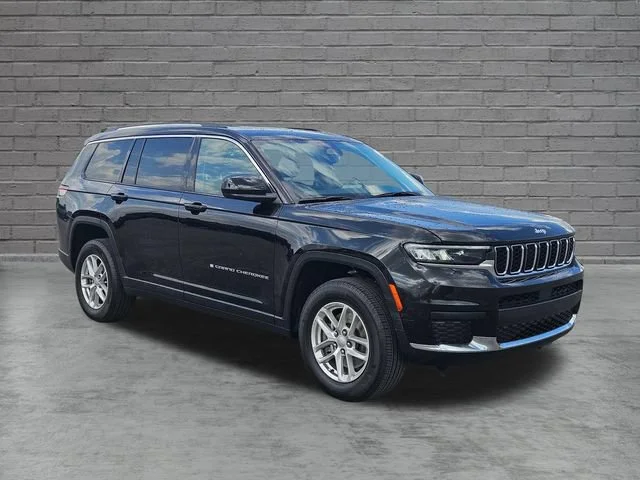 Used 2023  Jeep Laredo image 7