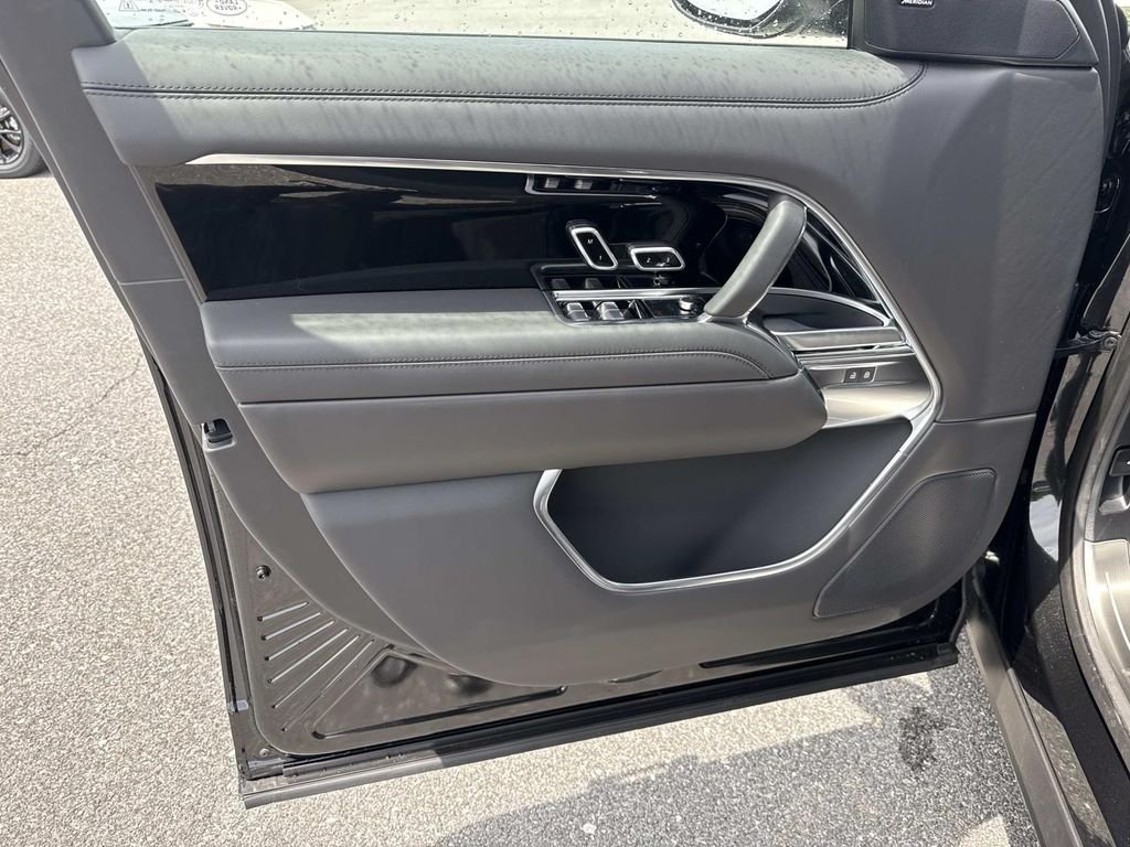 New 2026 Santorini Black Land Rover SE image 19