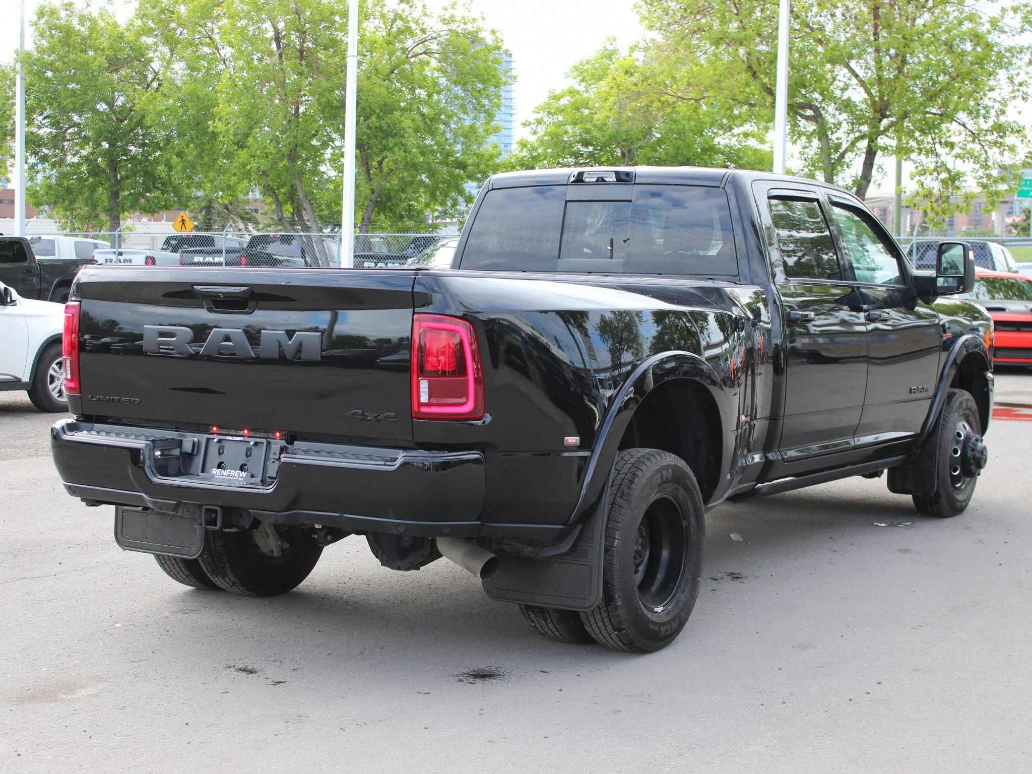 Certified Used 2025 Black RAM Limited* | Cummins Diesel | Night Edition | 5th Wheel & Gooseneck | Apple CarPlay image 17