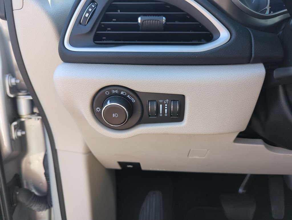 Used 2023 Silver Chrysler Touring L image 19