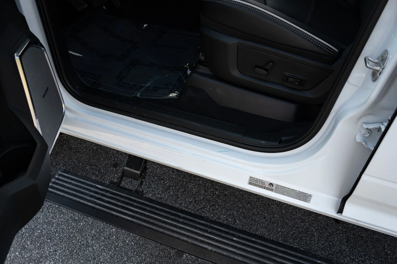 New 2026 Bright White Clear-Coat Exterior Paint RAM Laramie image 31