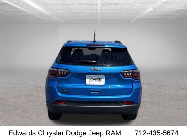 New 2026 Hydro Blue Pearl-Coat Exterior Paint Jeep Latitude image 7