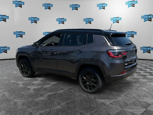 Used 2022 Gray Jeep Latitude image 3