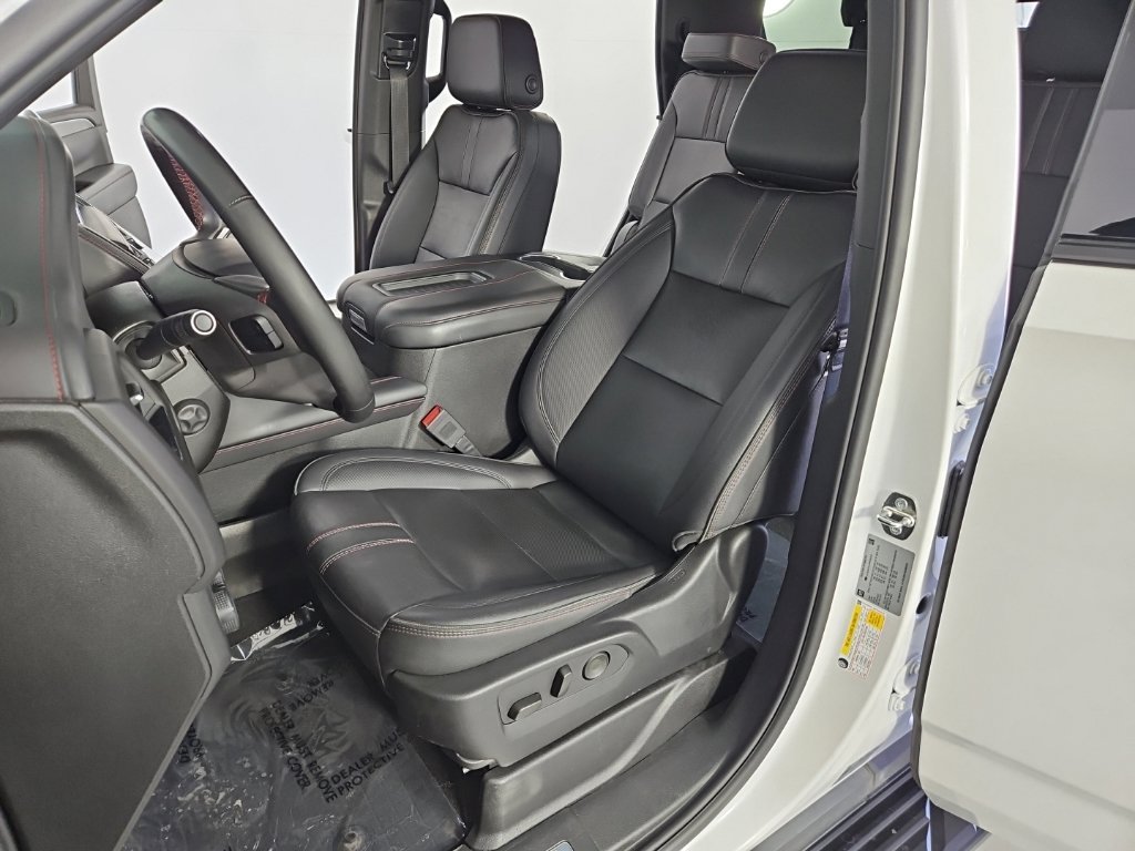 Used 2023 Pearl Chevrolet RST image 22