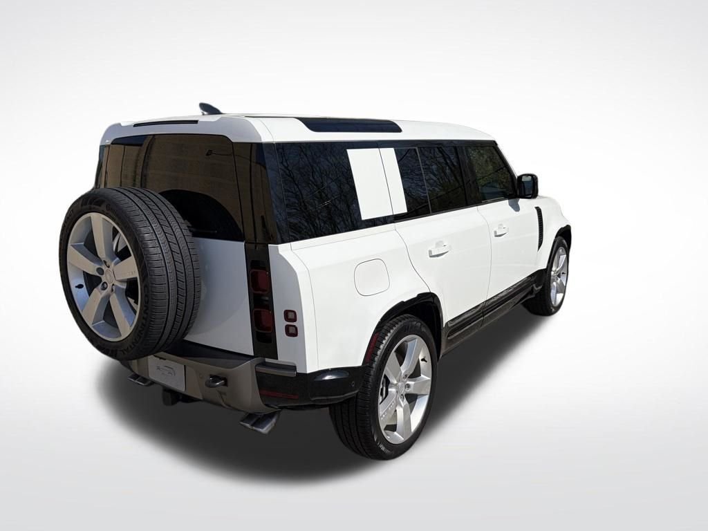 New 2025 White Land Rover X-Dynamic SE image 8