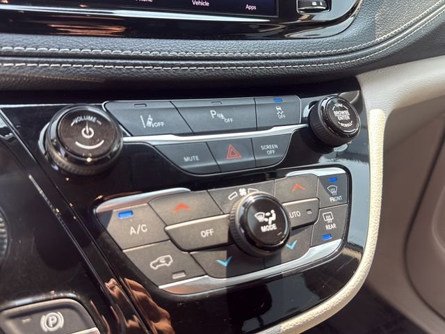 Used 2023 White Chrysler Touring L image 18