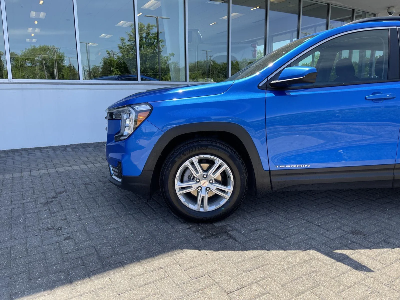 Used 2024 Riptide Metallic GMC SLE image 9