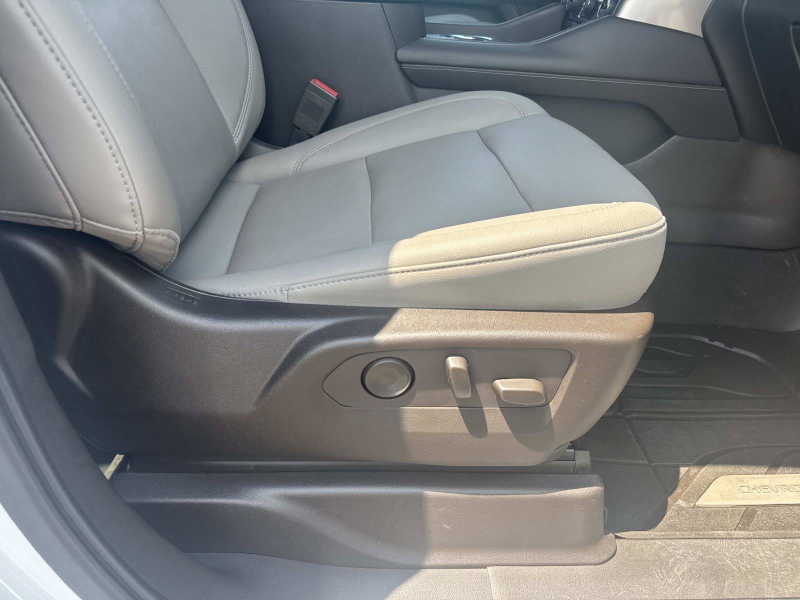 Used 2022 White Chevrolet Z71 image 11