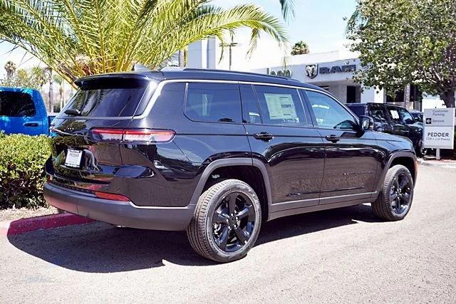 New 2026 Diamond Black Crystal Pearl-Coat Exterior Paint Jeep Limited image 9