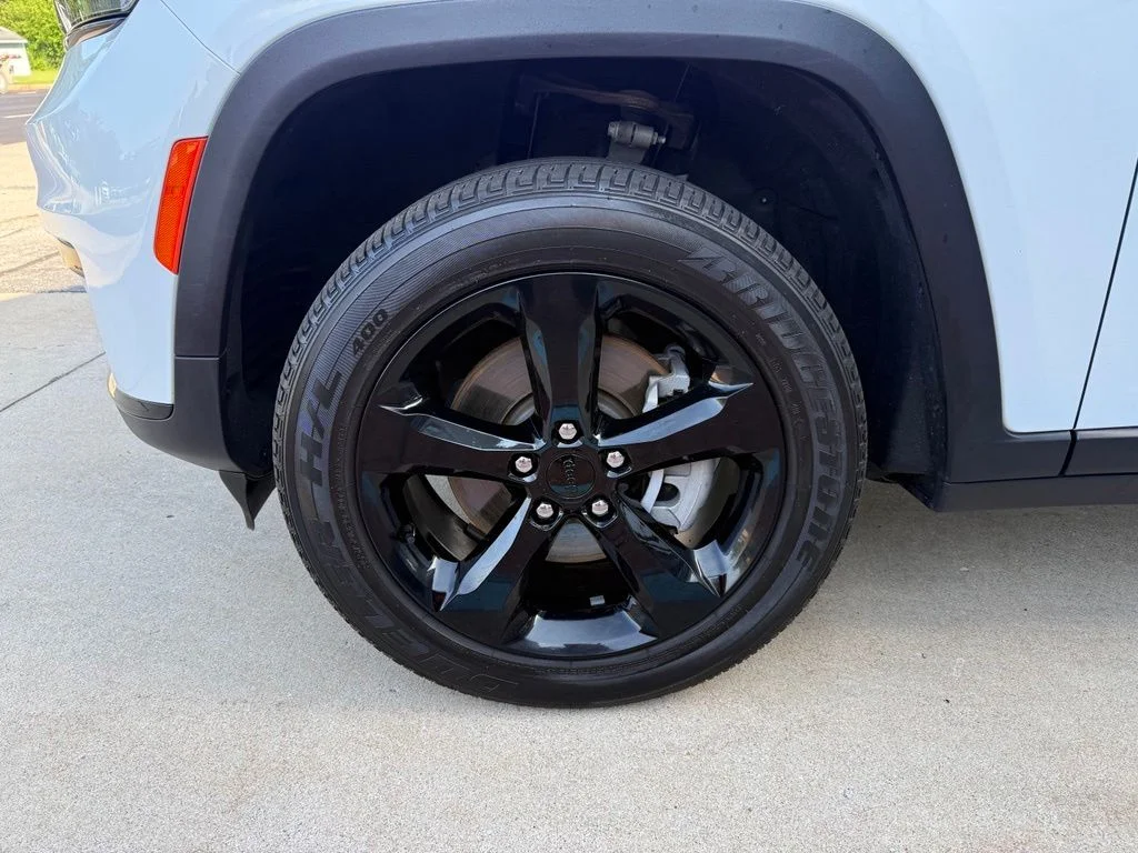 Used 2023 White Jeep Altitude image 13