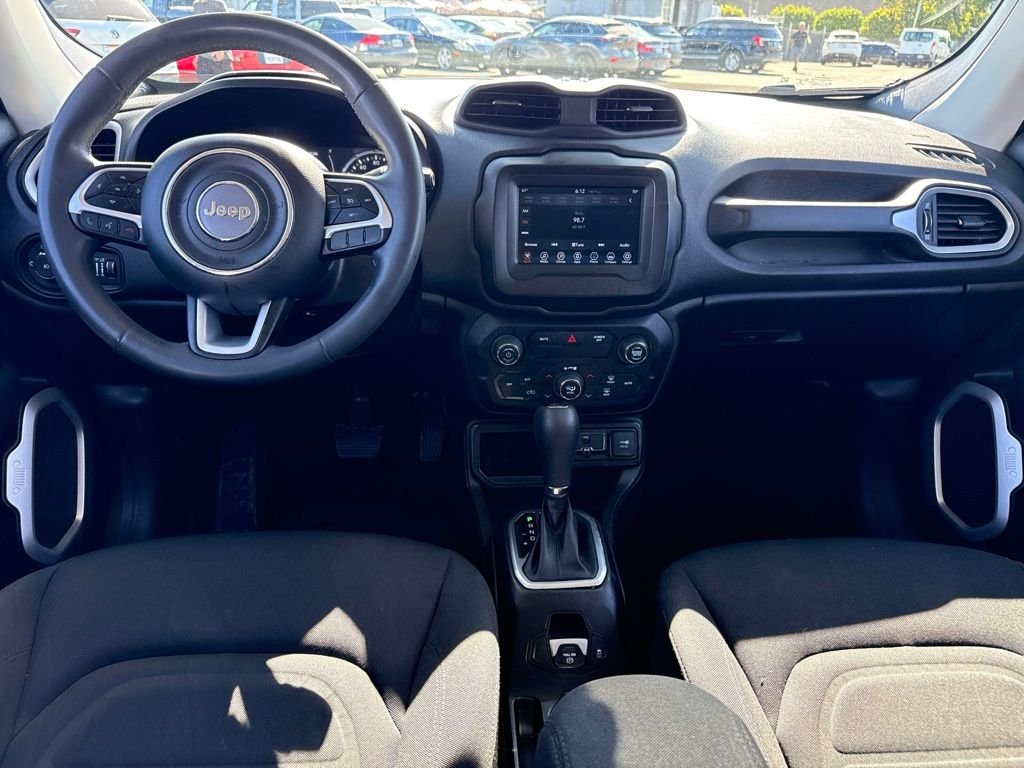 Used 2020 Silver Jeep Latitude image 9