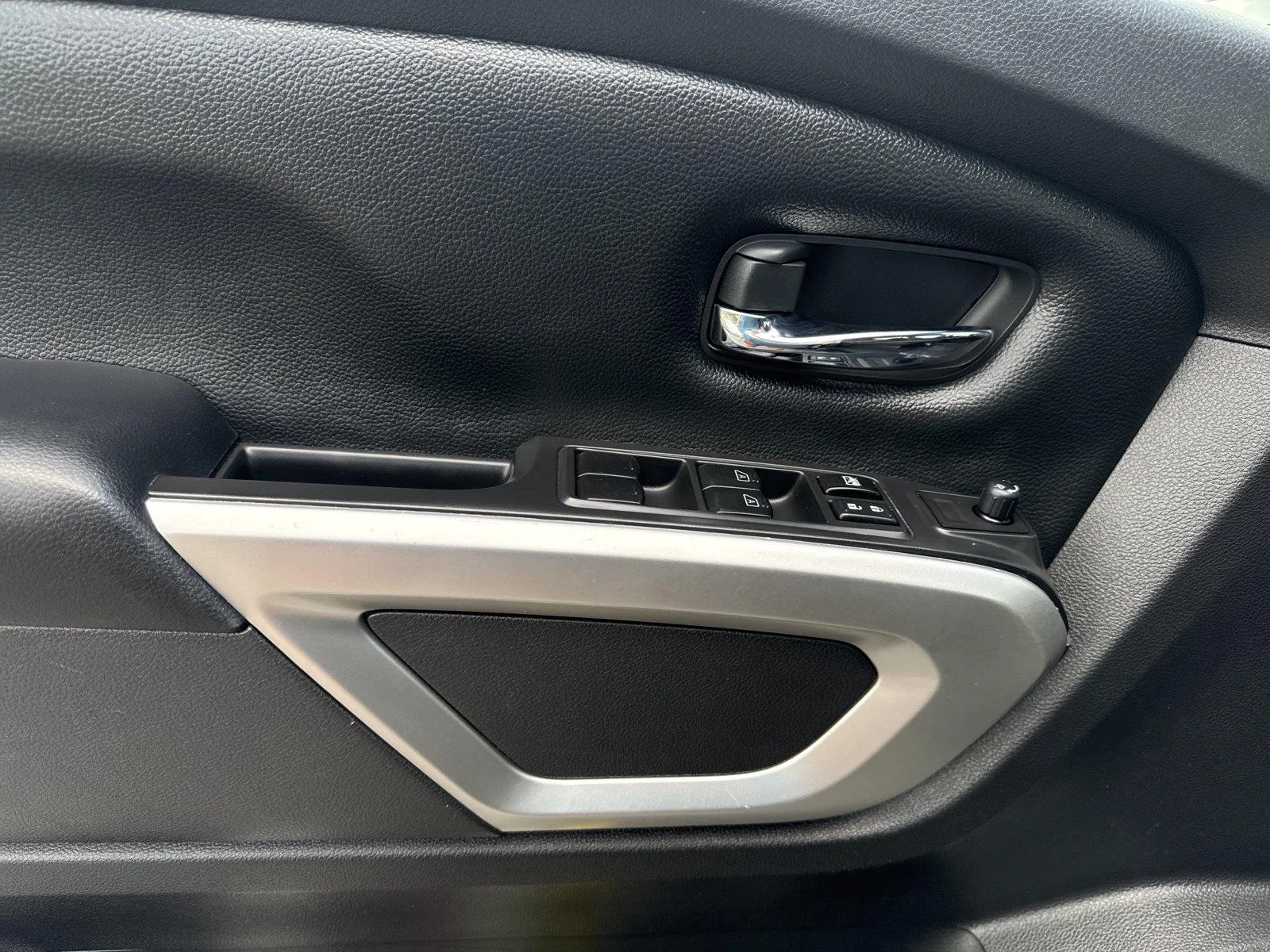 Used 2022 Super Black Nissan SV image 16