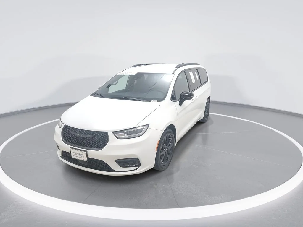 Used 2024 White Chrysler Touring L image 3