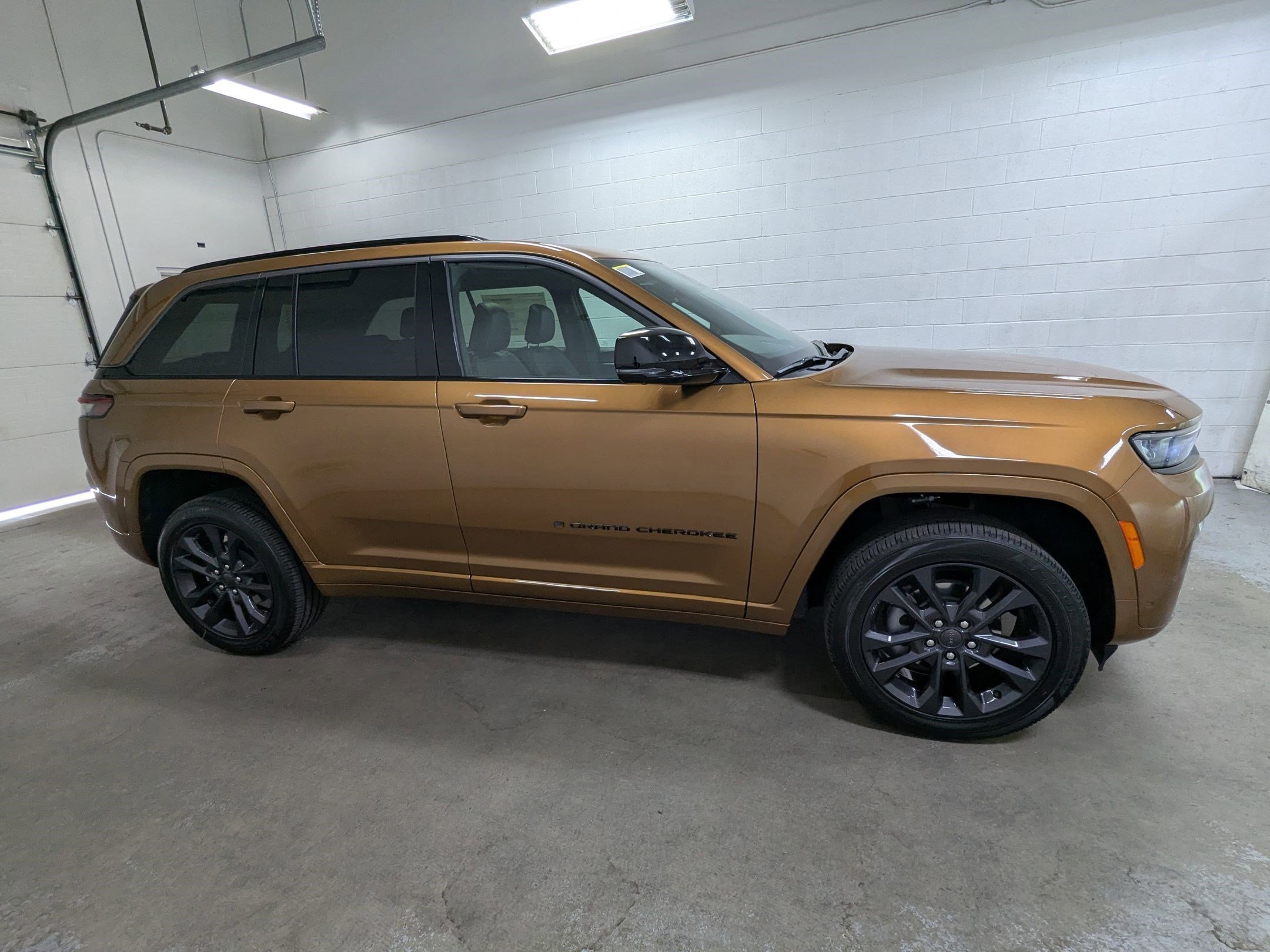New 2026 Copper Shino Metallic Clear-Coat Exterior Paint Jeep Limited Reserve image 3
