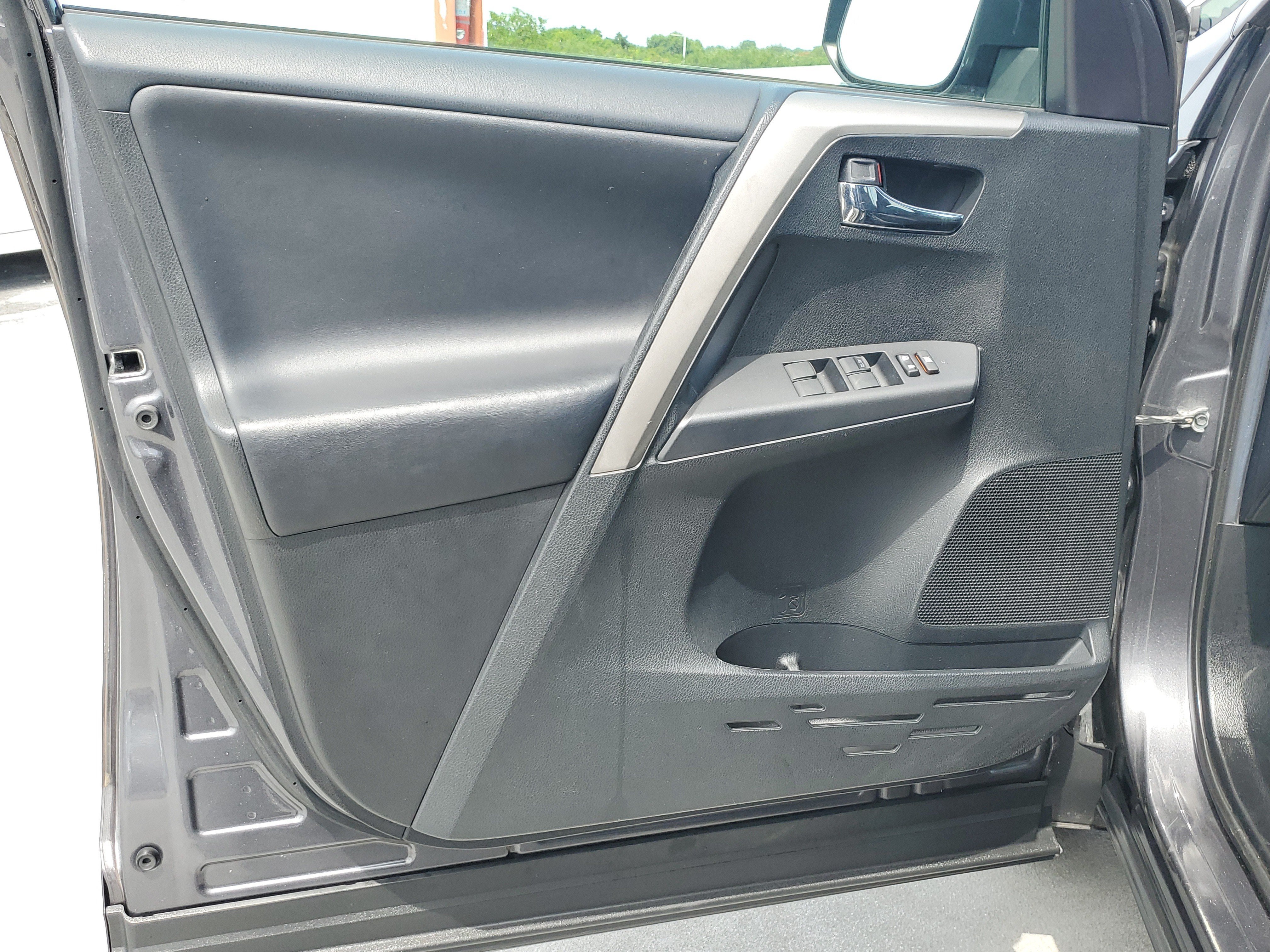 Used 2018 Magnetic Gray Metallic Toyota XLE image 21