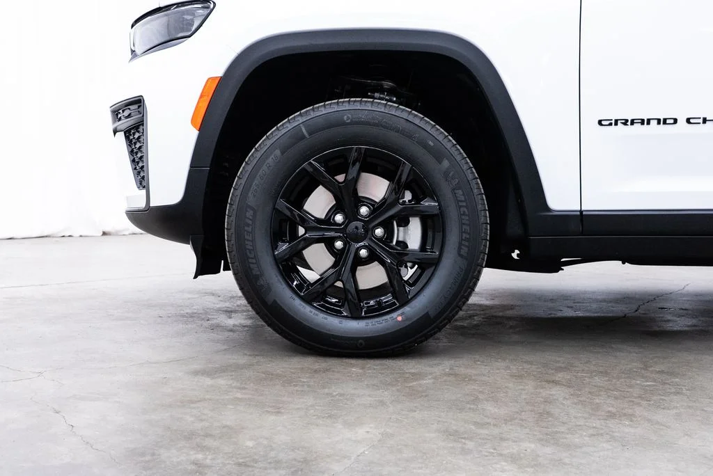 New 2026 Bright White Clear-Coat Exterior Paint Jeep Laredo image 7