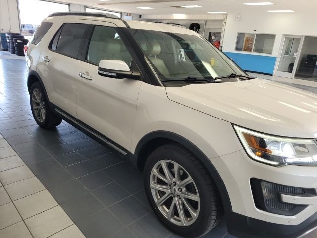 Used 2016 White Platinum Clearcoat Metallic Ford Limited image 8