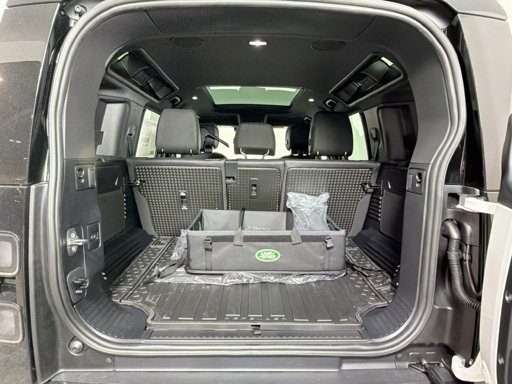New 2026 Fuji White Land Rover X-Dynamic SE image 28