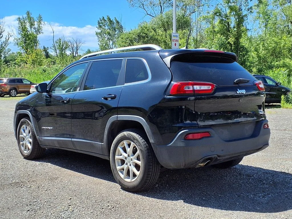 Used 2018 Black Jeep Latitude image 6