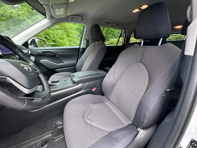 Used 2023 Off-white Toyota LE image 12