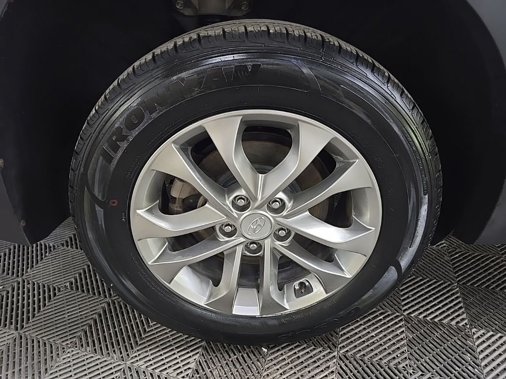 Used 2019 Silver Hyundai SE image 13