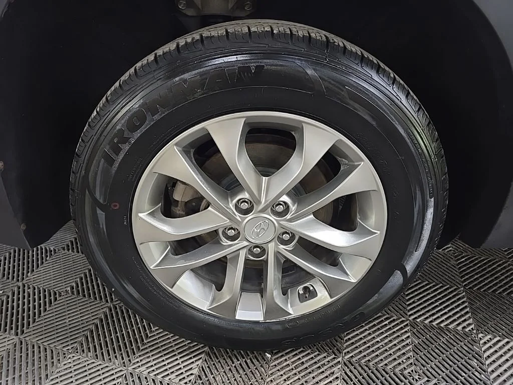 Used 2019 Silver Hyundai SE image 13