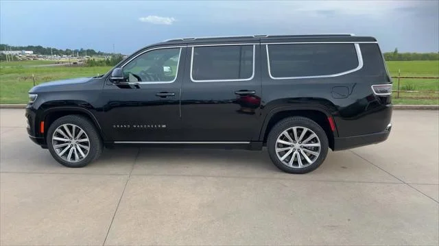 New 2024 Diamond Black Crystal Pearl-Coat Exterior Paint Jeep  image 6