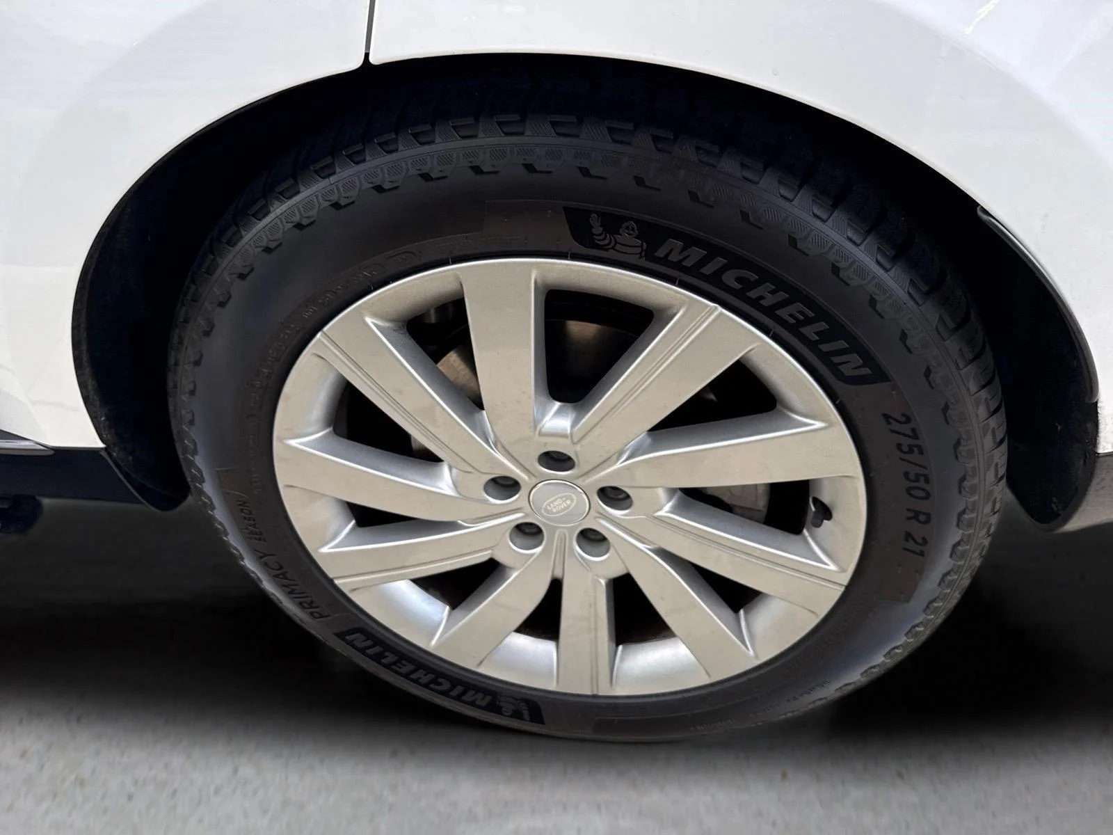 Used 2024 Fuji White Land Rover SE image 8