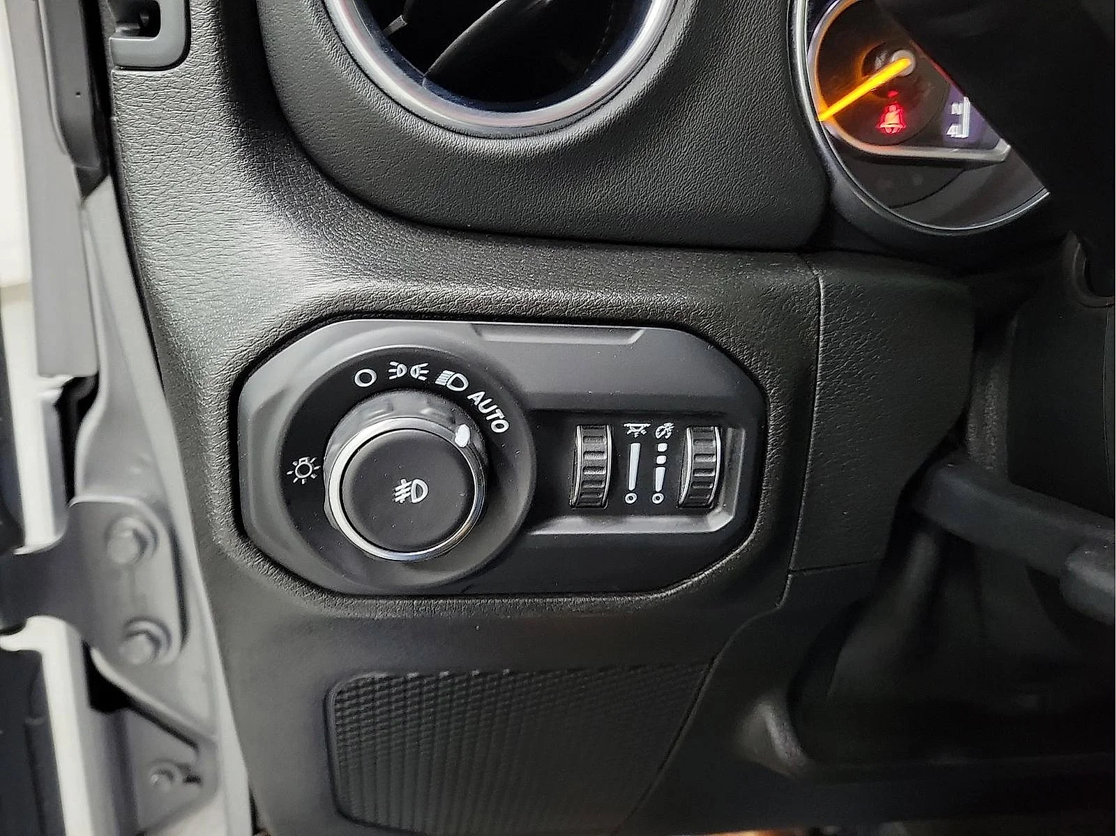 Used 2018 Billet Silver Metallic Clearcoat Jeep Sahara image 18